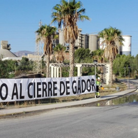 Pancarta en la entrada de la fábrica./EUROPA PRESS