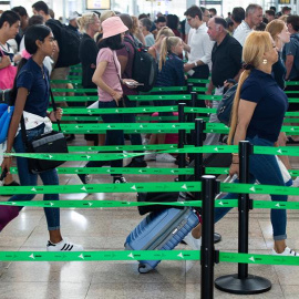 Vista general de la zona de embarque del aeropuerto barcelonés Barcelona-El Prat.- Los trabajadores de Trablisa, la compañía encargada de los controles de seguridad del Aeropuerto de Barcelona-El Prat, han iniciado este viernes una huelga i