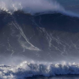 Hugo Vau surfea una ola de 35 metros en Nazaré. / EP