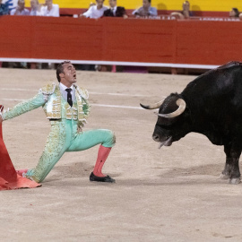 David Fandila frente a un toro en la plaza de Palma de Mallorca. / EFE - CATI CLADERA