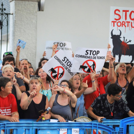 09/08/2019.- Manifestación antitaurina en Palma de Mallorca con motivo de la corrida de toros que se celebra este viernes en el Coliseo Balear. / EFE / LLITERES