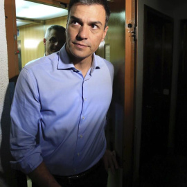 El secretario general y candidato del PSOE, Pedro Sánchez, durante una visita a la vivienda de un vecino de Móstoles el pasado 10 de junio. EFE/Zipi