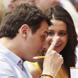 El candidato de Ciudadanos (C's) a la presidencia del Gobierno, Albert Rivera (i), conversa con la líder de C's en Cataluña, Inés Arrimadas (d), en un acto en el barrio barcelonés de Nou Barris en el primer fin se semana de campaña. EFE/Ale