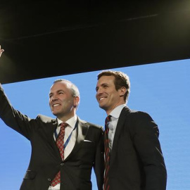 El presidente del Partido Popular, Pablo Casado, y el presidente del GPPE en el Parlamento Europeo, Manfred Weber, durante la inauguración hoy en Sevilla de la 23 Unión Interparlamentaria Popular en Sevilla.EFE/José Manuel Vidal