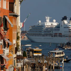 Crucero navegando por la laguna de Venecia. REUTERS