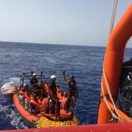 Fotografía cedida por Médicos Sin Fronteras del rescate en aguas internacionales, frente a las costas de Libia este viernes. / EFE - Médicos Sin Fronteras