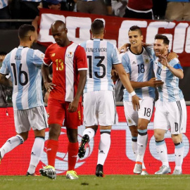 Messi celebra con sus compañeros uno de los tres goles marcados contra Panamá./EFE