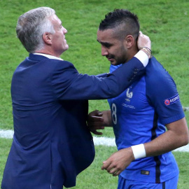 Deschamps abraza y felicita a Payet tras sustituirle al final del Francia-Rumania. /EFE