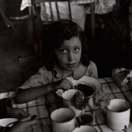 Niños atendidos en los comedores de Auxilio Social, fotografiados por Gil del Espinar