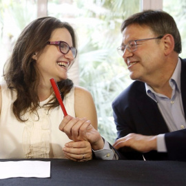 Mónica Oltra (Compromís) junto a Ximo Puig (PSPV) en uno de sus encuentros.- EFE