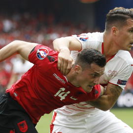Los hermanos Xhaka pelean por un balón en un lance del Albania-Suiza. /REUTERS