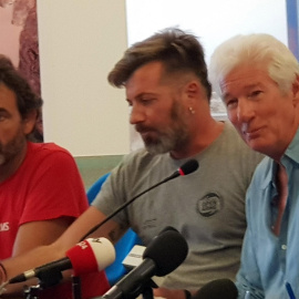 10/08/2019 - El fundador de Open Arms, Òscar Camps, junto a el actor Richard Gere durante una rueda de prensa. / EFE