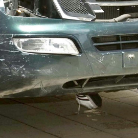 Una zapatilla cuelga de los bajos del coche que ha atropellado a decenas de personas en Graz, Austria.- EFE/EPA/ELMAR GUBISCH