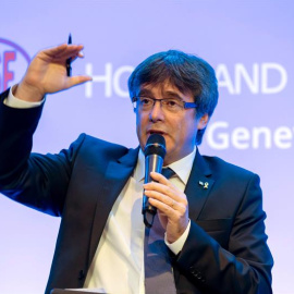 El expresidente de la Generalitat de Cataluña Carles Puigdemont interviene durante su participación en el Foro Crans Motana, que se celebra hasta mañana en Ginebra, Suiza, hoy, 25 de octubre de 2018. EFE/ Martial Trezzini