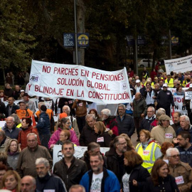 Asistentes a la manifestación manifestación convocada hoy por centenar de colectivos y plataformas sociales bajo el lema ‘Si nos movemos, lo cambiamos todo’ que ha finalizado en la Puerta del Sol. EFE/Luca Piergiovanni