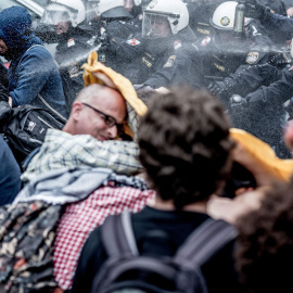 Agentes de la Policía rocían con agua y gas pimienta a manifestantes en Viena. /EEF