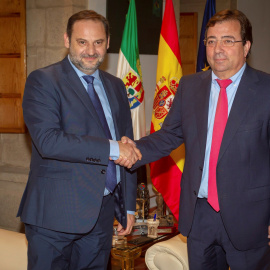 El presidente de la Junta de Extremadura, Guillermo Fernández Vara, se reúne con el ministro de Fomento, José Luis Ábalos. JERO MORALES/EFE