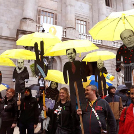 Participantes en una movilización convocada por los Comités de Defensa de la República (CDR) en la plaza Sant Jaume de Barcelona, en el primer aniversario de la declaración unilateral de independencia aprobada por el Parlament, para exigir 