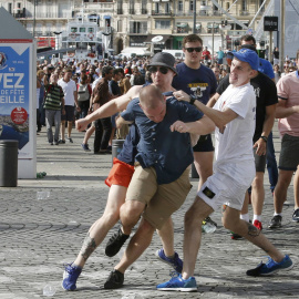 Unos ultras agreden a otro en los enfrentamientos en Marsella antes del Inglaterra-Rusia. /REUTERS