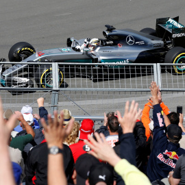 Lewis Hamilton saluda a los aficionados congregados en el circuito de Montreal. /REUTERS
