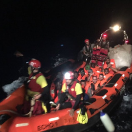 Un total de 39 personas fueron rescatadas este domingo en aguas internacionales por el Open Arms. / @campsoscar