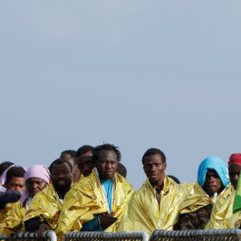 Migrantes desembarcando del navío italiano Aviere en Augusta, el viernes 10 de junio. REUTERS/ Antonio Parrinello