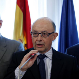 El ministro de Hacienda y Función Pública, Cristóbal Montoro , junto al presidente de la Central Sindical Independiente y de Funcionarios (CSIF), Miguel Borra , y el secretario general de la Federación de Servicios Públicos de UGT (FeSP-UGT