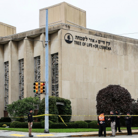 Imágenes del cordón policial en la sinagoga de Pittsburgh tras un ataque con armas que ha terminado con la muerte de once personas. JOHN ALTDORFER/REUTERS