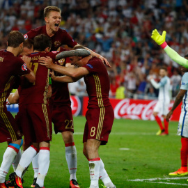 El combinado ruso celebra el postrero gol de Berezutski ante las reclamaciones de Hart. /REUTERS