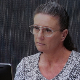 Imagen de Kathleen Folbigg tomada de un video durante su proceso judicial en el Tribunal Forense de NSW en Sydney, a 1 de mayo de 2023.