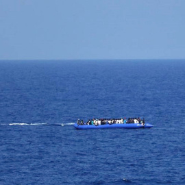 11/08/2019.- El barco humanitario Ocean Viking a otras 81 personas frente a las costas de Libia, su tercera operación de salvamento en tres días, que eleva a 251 la cifra de rescatados. / EFE