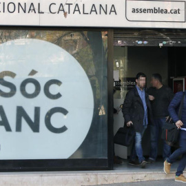 Agentes de la Guardia Civil, salen de la sede de la Assemblea Nacional Catalana (ANC) donde han entrado con requerimientos de información del magistrado del Tribunal Supremo Pablo Llarena. | ANDREU DALMAU (EFE)