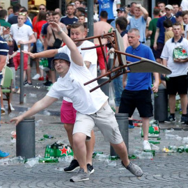 Un aficionado inglés lanza una silla durante el enfrentamientos entre ingleses y rusos de cara al primer partido de ambos equipos en la Eurocopa de Francia. Marsella, Francia. EFE/EPA/Guillaume Horcajuelo