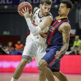 El alero del Real Madrid Rudy Fernández (i) con el balón ante la defensa del escolta francés del FC Barcelona Edwin Jackson. - EFE