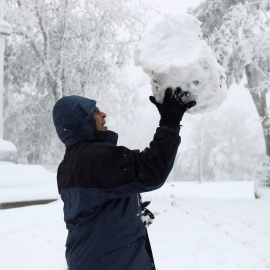 Un persona sostiene una gran bola de nieve en O Cebreiro, Lugo. ELISEO TRIGO/EFE
