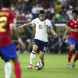 El colombiano James Rodríguez conduce el balón ante varios jugadores de Costa Rica. /REUTERS