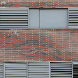 En la ventana de un piso se ve colgado un cartel en el que se lee 'Se alquila'. E.P./Jesús Hellín