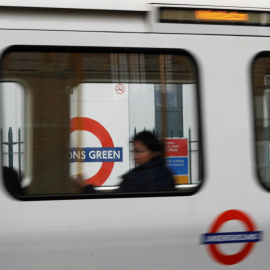Un pasajero sentado en un vagón del metro de Londres, que sale de la estación de Parson's Green, tras su reapertura un día después del atentado con 'cubo bomba', que provocó una veintena de heridos. REUTERS/Peter Nicholls
