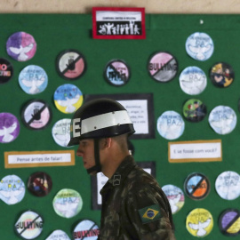 Un soldado brasileño en el centro de votación, donde Jair Bolsonaro, legislador de extrema derecha y candidato presidencial del Partido Social Liberal (PSL), emitirá su voto, en Río de Janeiro, Brasil, el 28 de octubre de 2018. REUTERS / Ri
