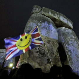Más de 20.000 personas se han congregado este domingo en el conjunto megalítico de Stonehenge, situado en el suroeste de Inglaterra, para celebrar el solsticio de verano, la noche más corta del año según informó la Policía del condado de Wi
