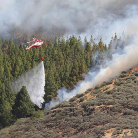 n helicóptero en el incendio declarado este sábado en la zona de Artenara en el oeste de la isla de Gran Canaria. EFE/Elvira Urquijo A.