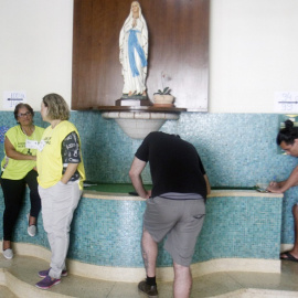 BELO HORIZONTE (BRASIL), 28/10/2018.- Ciudadanos esperan para votar hoy, domingo 28 de octubre de 2018, en una zona electoral en la ciudad de Belo Horizonte, en el estado de Minas Gerais (Brasil). Los colegios electorales de Brasil abrieron