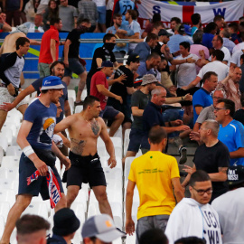 Dos ultras se encaran con otro grupo de aficionados en las gradas del Vélodrome. /REUTERS