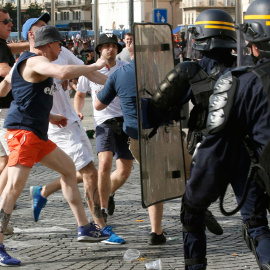 Ultras ingleses dan patadas a los escudos de los antidisturbios ayer por la tarde en Marsella. /REUTERS