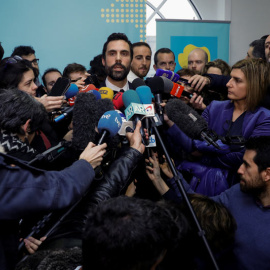 Roger Torrent se dirige a los medios en Bruselas tras reunirse con Puigdemont. | YVES HERMAN (REUTERS)