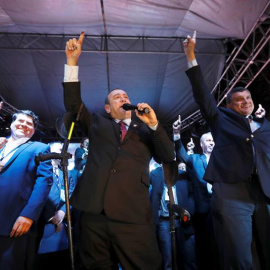 El candidato a la presidencia de Guatemala Alejandro Giammattei (c), habla junto al candidato a vicepresidente Guillemo Astillo (d) durante la celebración de su victoria virtual contra Sandra Torres de la UNE, en las elecciones este domingo