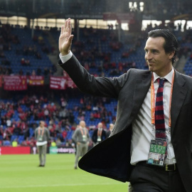 Unai Emery saluda en la final de la Europa League que ganó el Sevilla al Liverpool. /AFP