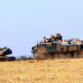 Un tanque del ejército turco y un vehículo blindado estacionados cerca de la frontera entre Turquía y Siria en Karkamış en la provincia de Gaziantep, Turquía.- REUTERS