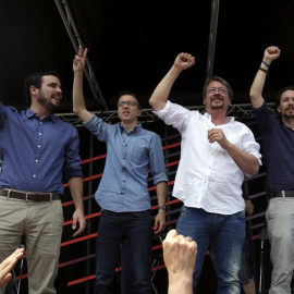 El candidato de Unidos Podemos a la Presidencia, Pablo Iglesias, junto al líder de IU Alberto Garzón, el número 2 de Podemos, Íñigo Errejón y el cabeza de lista de En Común Podemos, Xavier Domènech, durante un acto celebrado en Barcelona. E