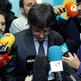 Puigdemont habla con los periodistas en Bruselas tras su encuentro con Roger Torrent. | YVES HERMAN (EFE)